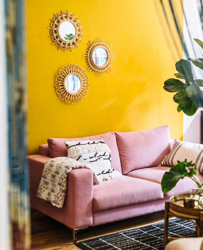 deco jaune moutarde rose salon canape mur