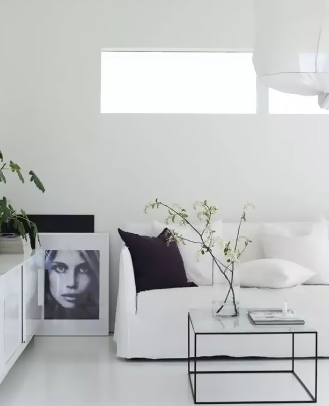 deco salon minimaliste table basse marbre blanc
