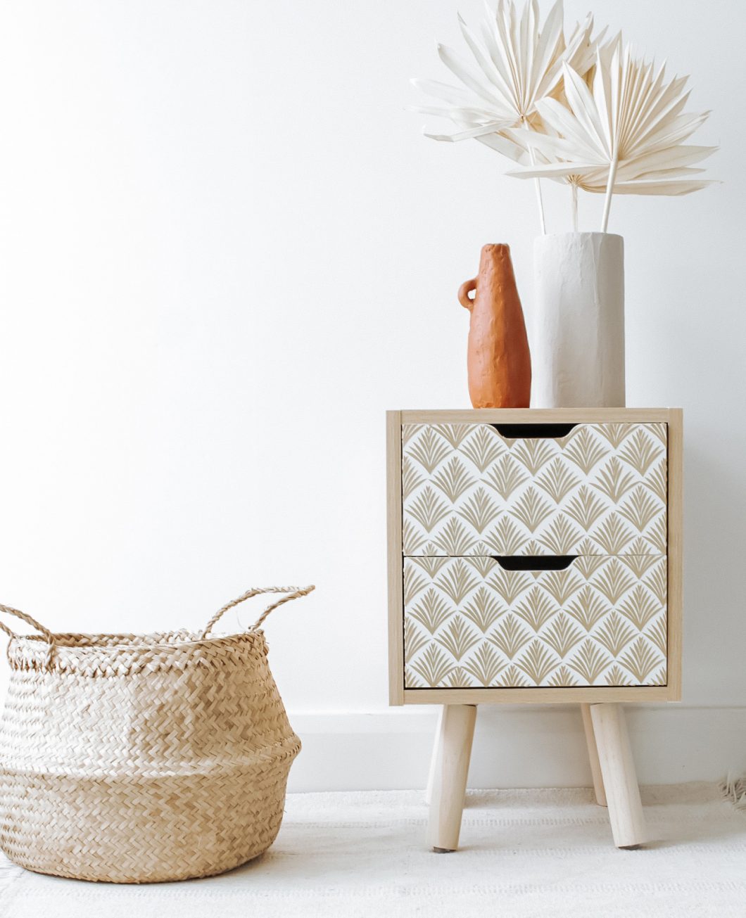 Table de chevet art déco,relooke avec une peinture à Choisy