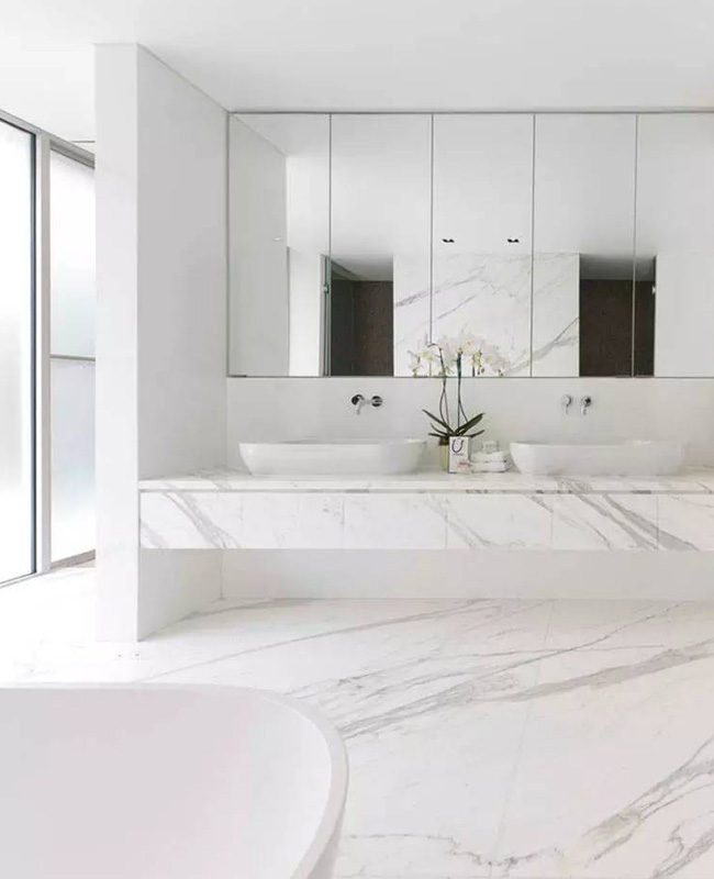 deco salle de bain moderne marbre blanc