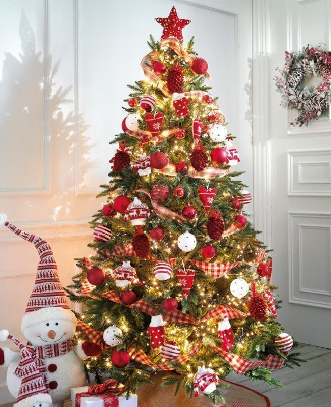 deco sapin noel traditionnel rouge blanc