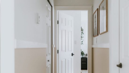 deco couloir beige blanc