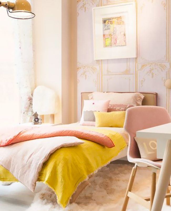 deco chambre fille jaune moutarde rose