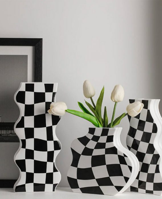 vase damier noir blanc