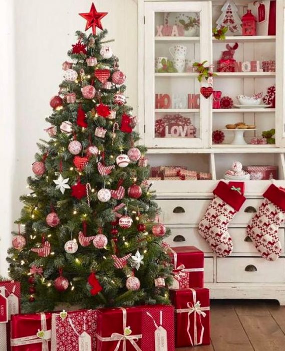 deco sapin noel rouge traditionnel