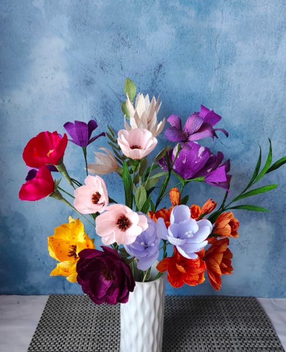 bouquet fleurs colorées papier crepon