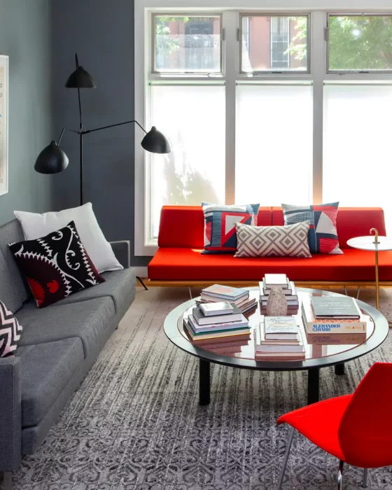 deco salon moderne gris rouge