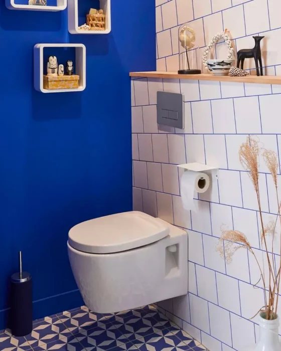 mur peint bleu deco toilettes wc