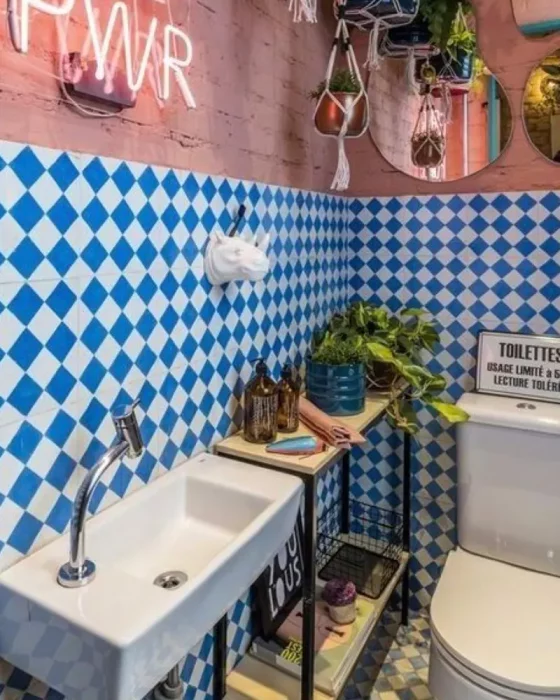 papier peint bleu deco toilettes wc