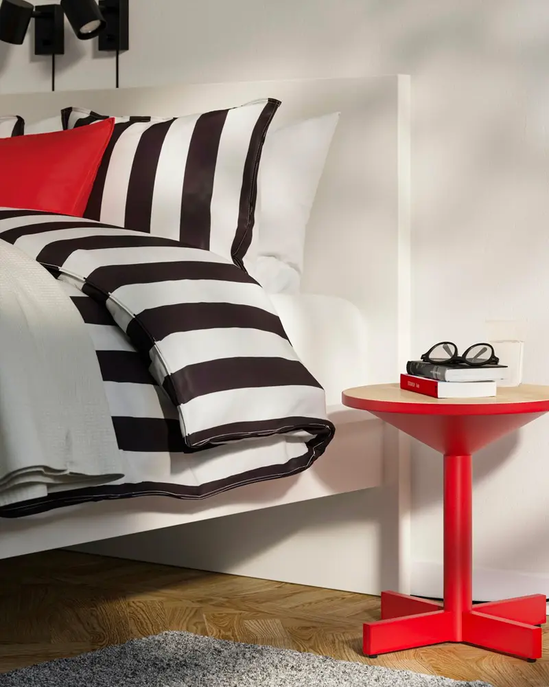deco chambre scandinave table chevet rouge