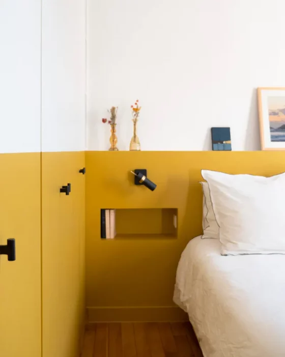 deco chambre moderne soubassement jaune moutarde