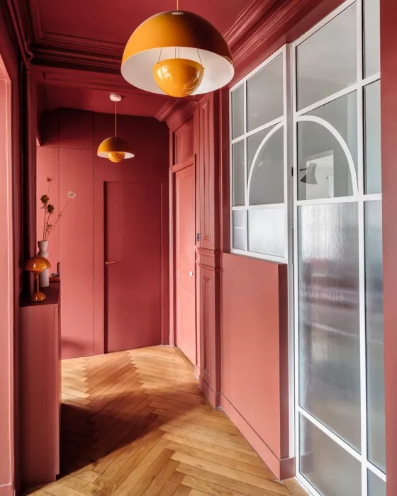 deco couloir mur plafond rouge