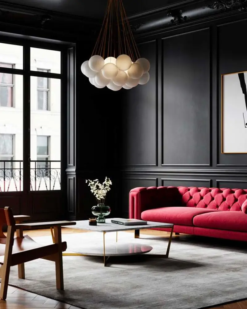 deco salon mur noir canape rouge