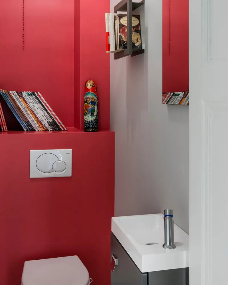 mur peint rouge deco toilettes wc blanc