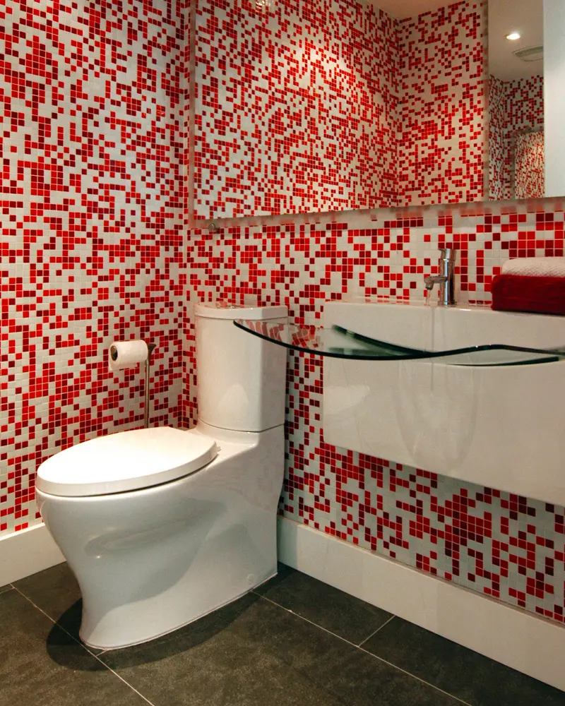 deco toilettes wc carrelage murale rouge blanc