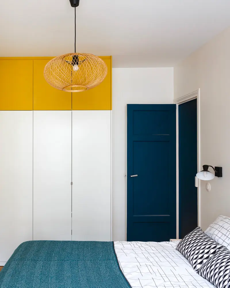 deco chambre moderne bleu nuit jaune