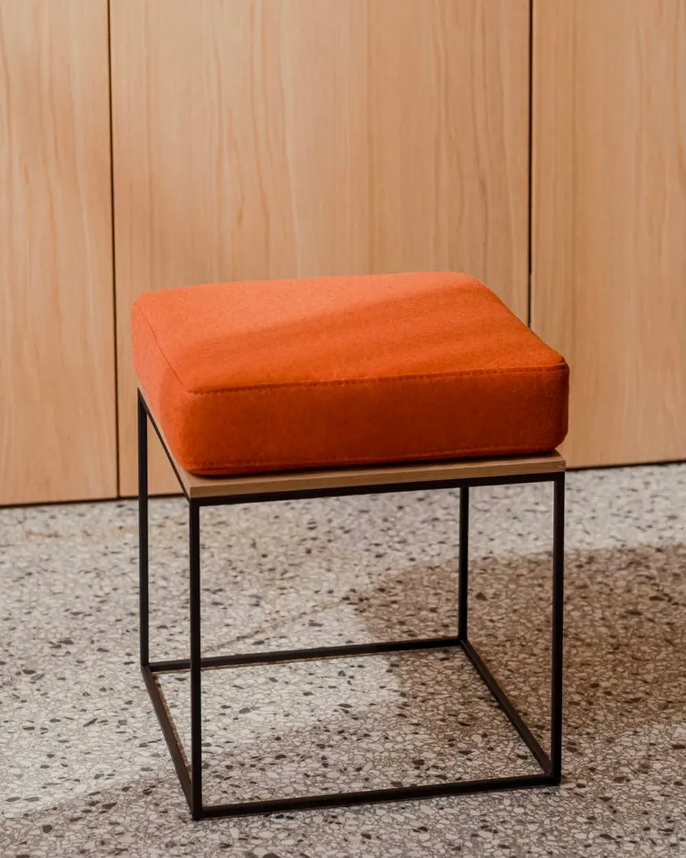 tabouret orange avec coussin