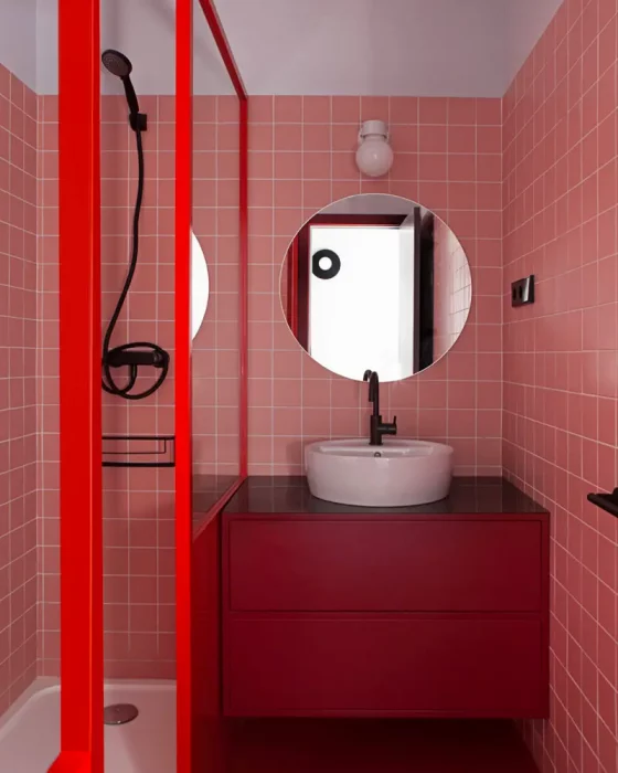 deco salle de bain moderne meuble rouge