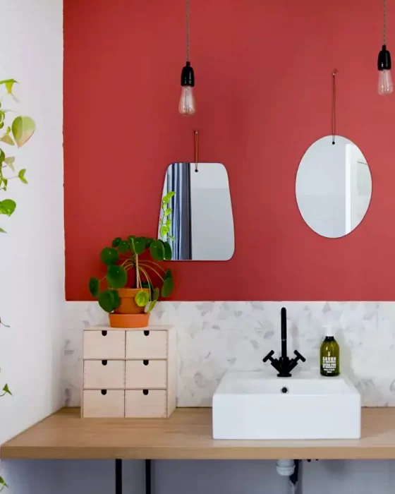 deco salle de bain mur rouge
