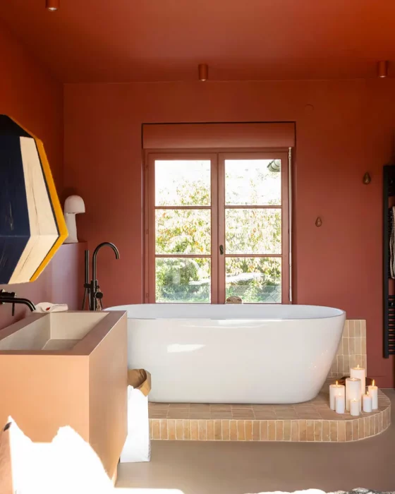 deco salle de bain mur rouge terracotta