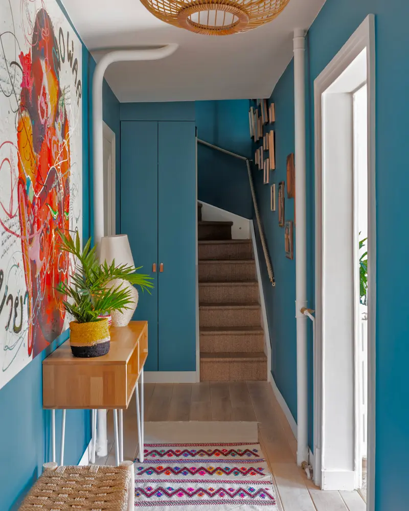 deco couloir moderne bleu blanc