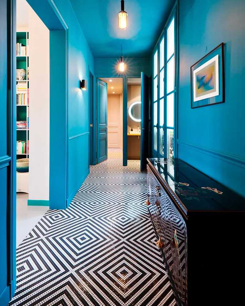 deco couloir chic bleu blanc noir