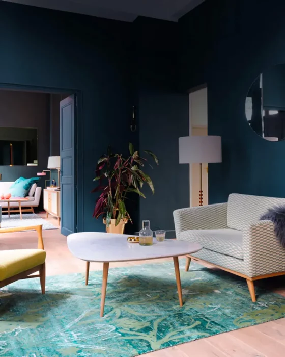 deco salon vintage mur bleu nuit