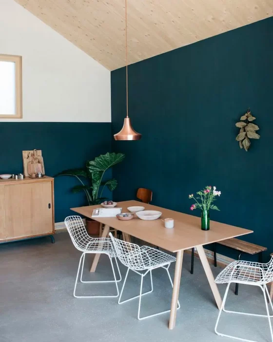 deco salle a manger moderne bleu canard bois