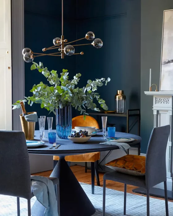 deco salle a manger moderne bleu nuit dore