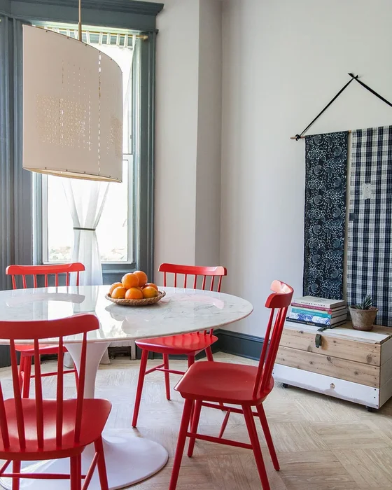 deco salle a manger scandinave chaise rouge
