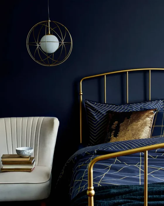 deco chambre minimaliste bleu nuit dore