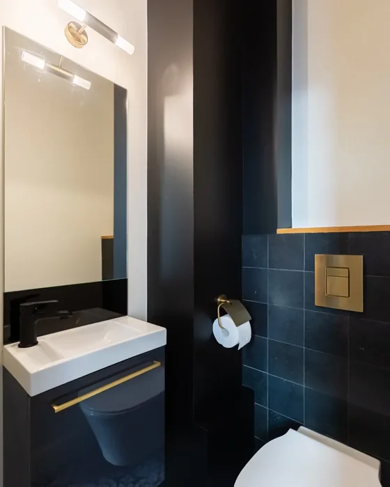deco toilettes wc carrelage bleu nuit