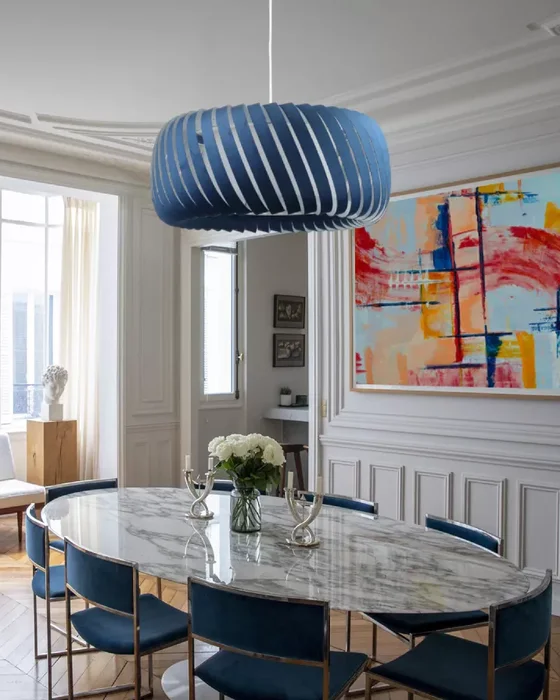 deco salle a manger chic bleu nuit jaune