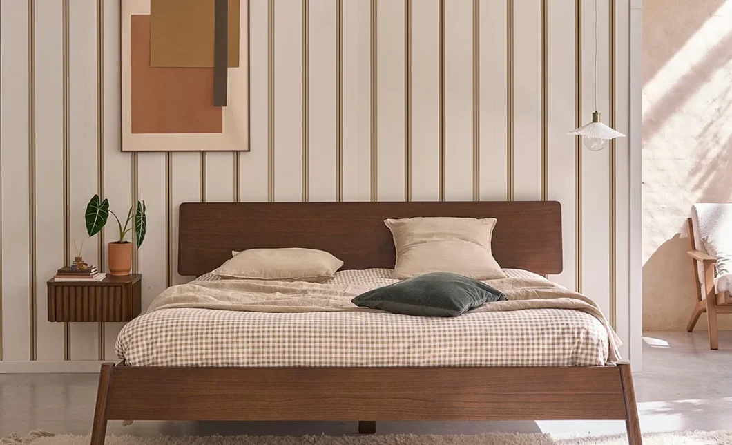 Chambre scandinave vintage avec lit en noyer, mur rayé beige, tableau abstrait et tapis blanc moelleux