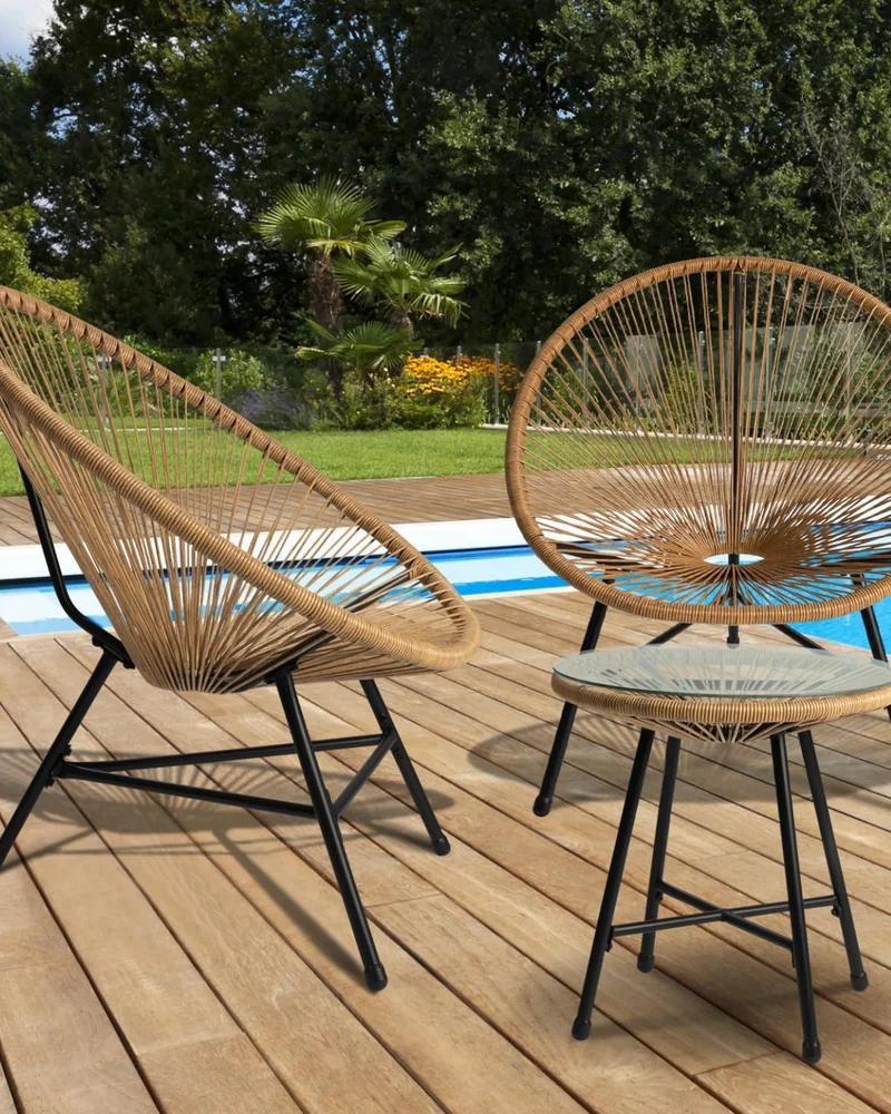 Salon de jardin avec deux fauteuils œuf façon Acapulco en cordage effet rotin et table basse sur une terrasse en bois