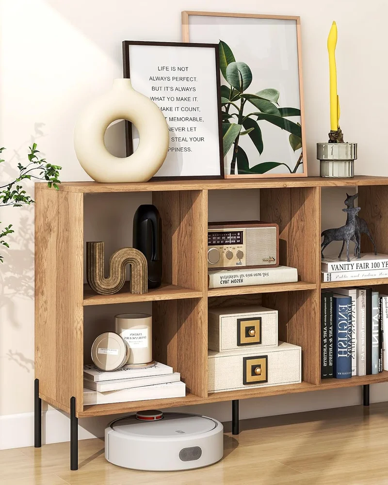 Bibliothèque basse en bois naturel à six cubes sur pieds en métal noir dans un salon lumineux
