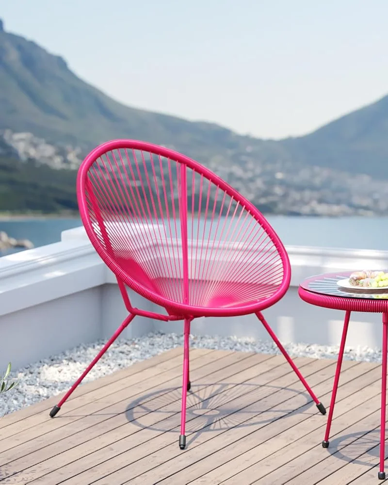 Fauteuil Acapulco rose fuchsia et table d'appoint assortie sur une terrasse avec vue sur la montagne