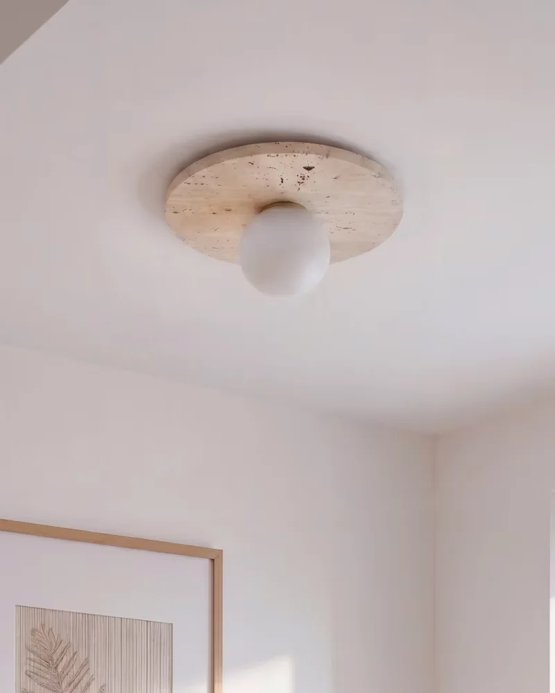 Applique murale zen en marbre crème avec globe opaque sur un mur clair