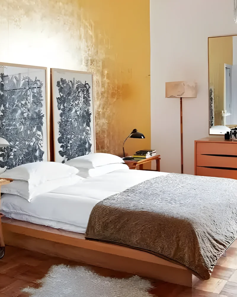 Chambre chic avec mur à la feuille d'or, lit en bois et lustre en cristal