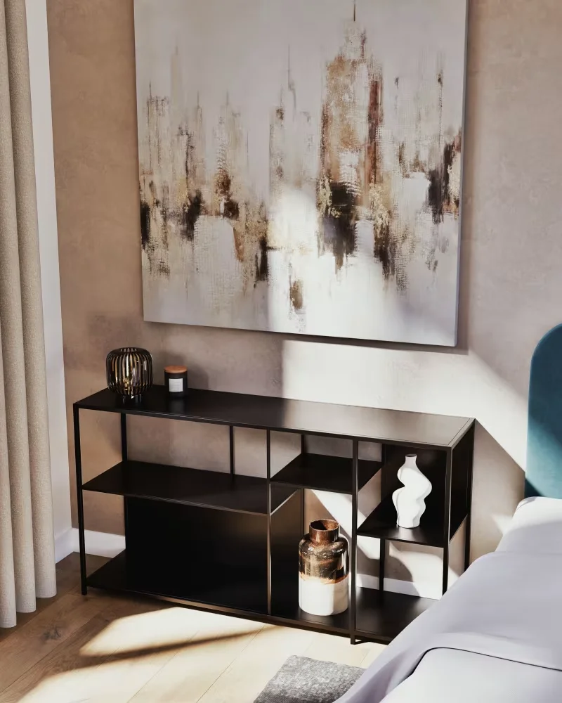 Étagère basse en métal fin noir aux niches asymétriques dans une chambre aux murs beiges