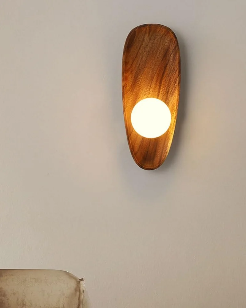 Applique murale zen en bois foncé de forme organique avec globe blanc lumineux