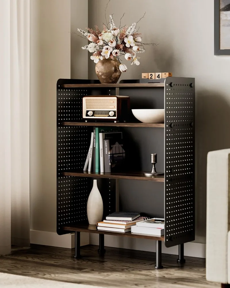 Meuble de rangement bas à quatre niveaux avec panneaux en métal perforé noir et plateaux en bois