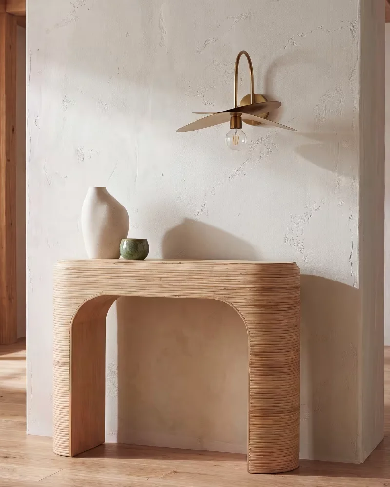 Applique murale zen en métal doré et abat-jour en bois courbé au-dessus d'une console en bois