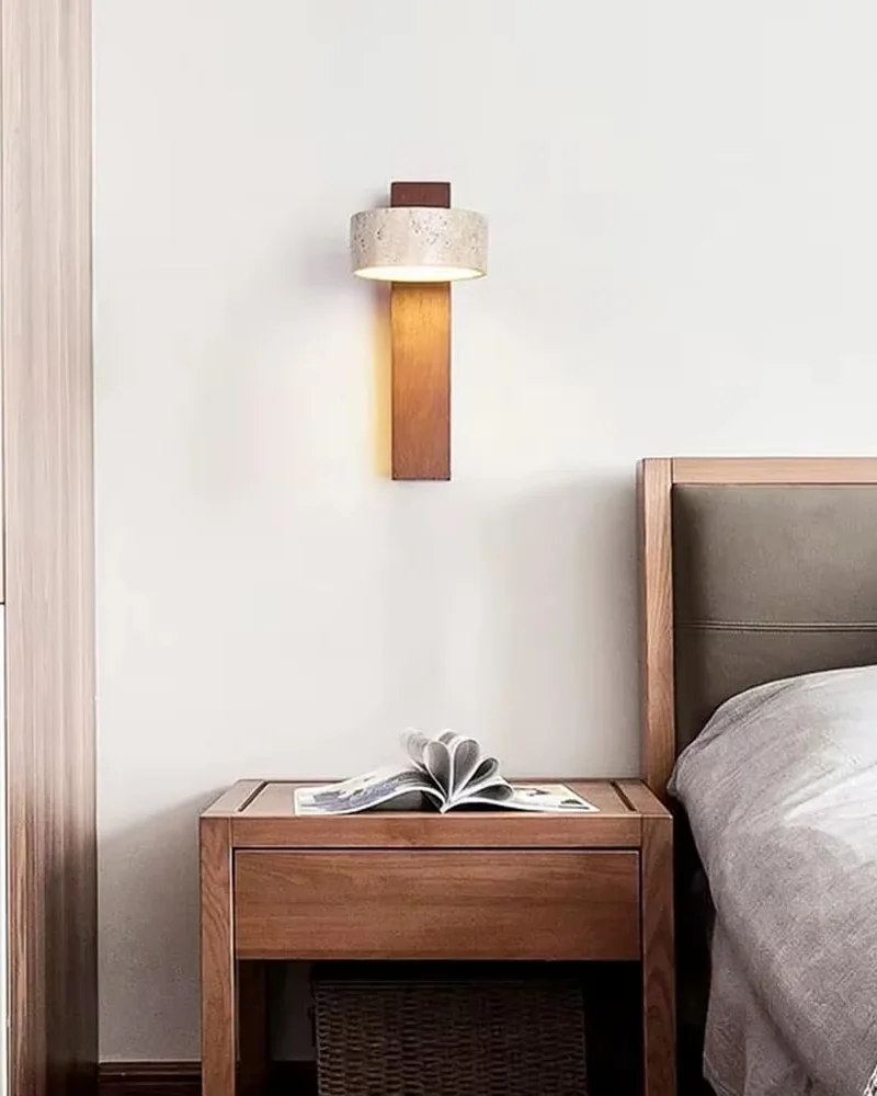 Applique murale zen verticale en bois foncé et pierre claire au-dessus d'une table de chevet