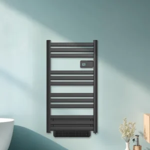 Sèche-serviettes design noir à soufflerie dans une salle de bain bleu clair avec baignoire îlot