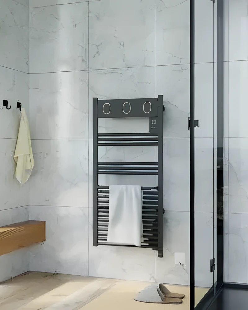 Sèche-serviettes Sauter Marapi anthracite près d'une douche vitrée dans une salle de bain effet marbre
