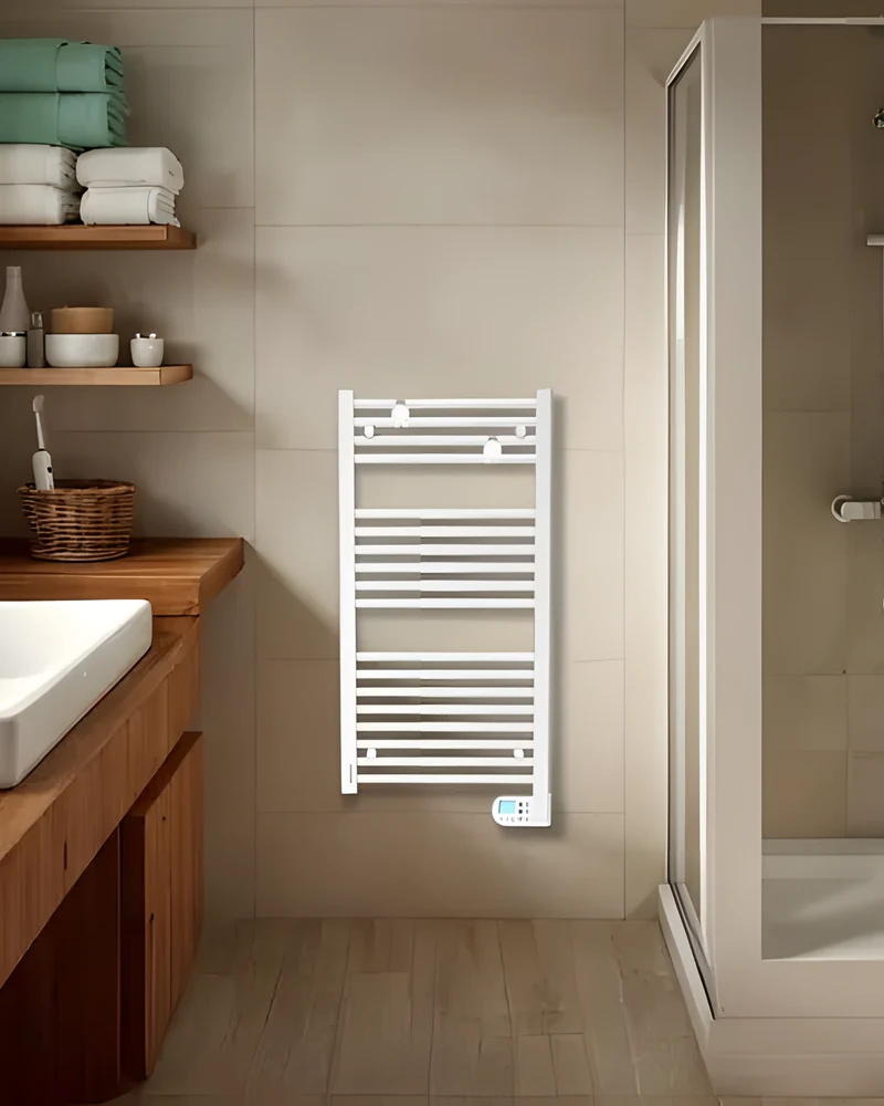 Sèche-serviettes Noirot Flobain 2 blanc entre un plan vasque en bois et une douche